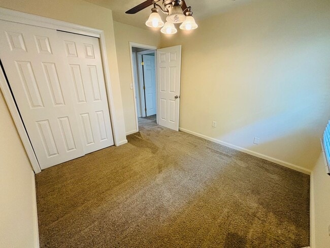 Building Photo - 3 Bedroom 1 full and 2 half bath Townhouse