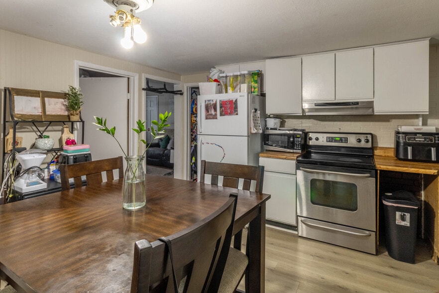 Building Photo - 24 Rocky Hill Ave