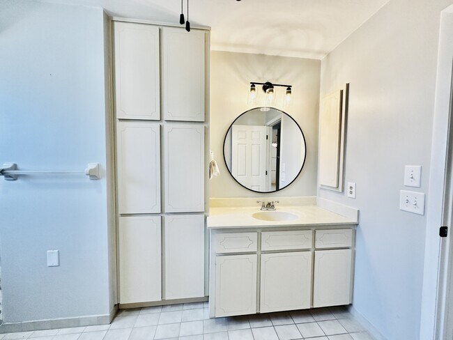 Building Photo - 840 104th Ave N