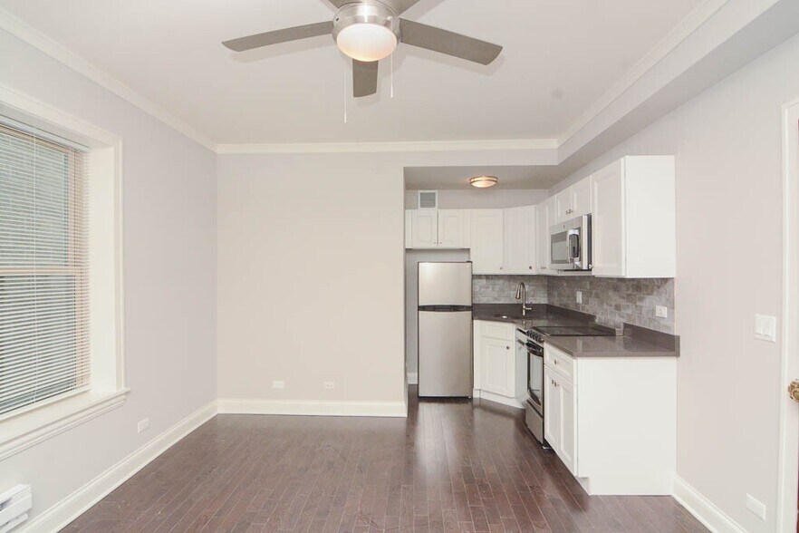 Building Photo - 645 W Wrightwood Ave