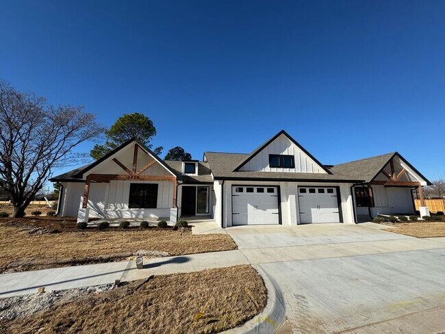 Building Photo - Newly Remodeled 2-Bedroom Duplex in Broken Arrow – Lawncare Included!