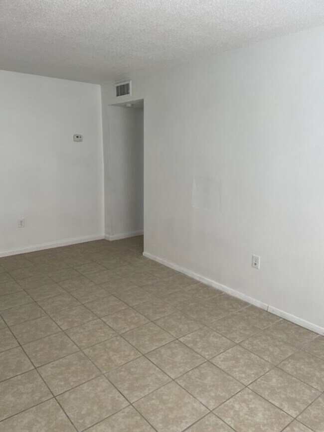 Building Photo - Large One Bedroom Condo