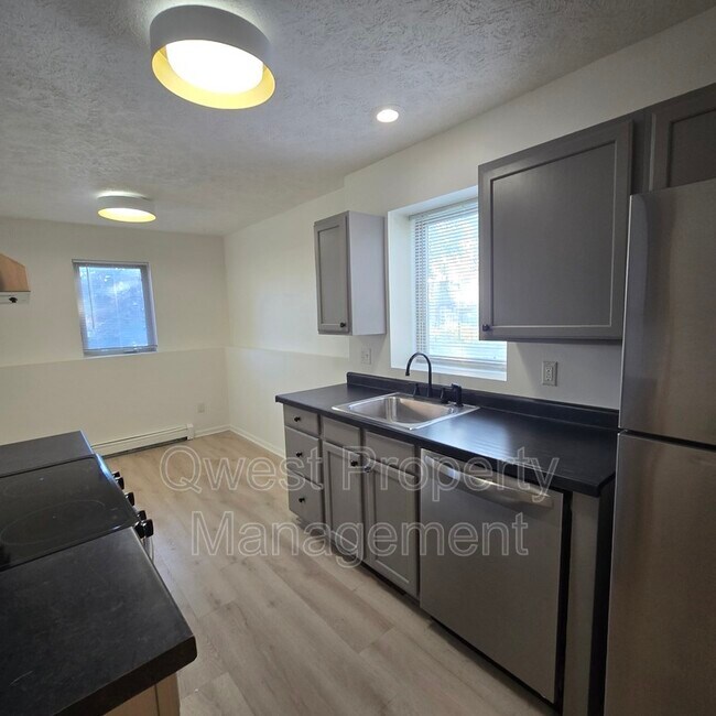 Building Photo - 3829 Silver Lake Rd