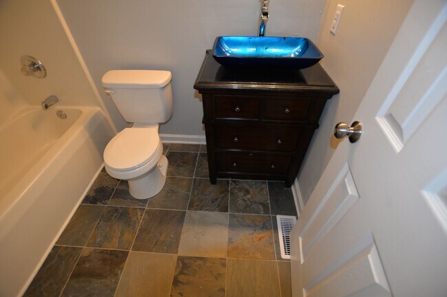 Building Photo - Cozy 3-Bedroom Near Greensboro Coliseum