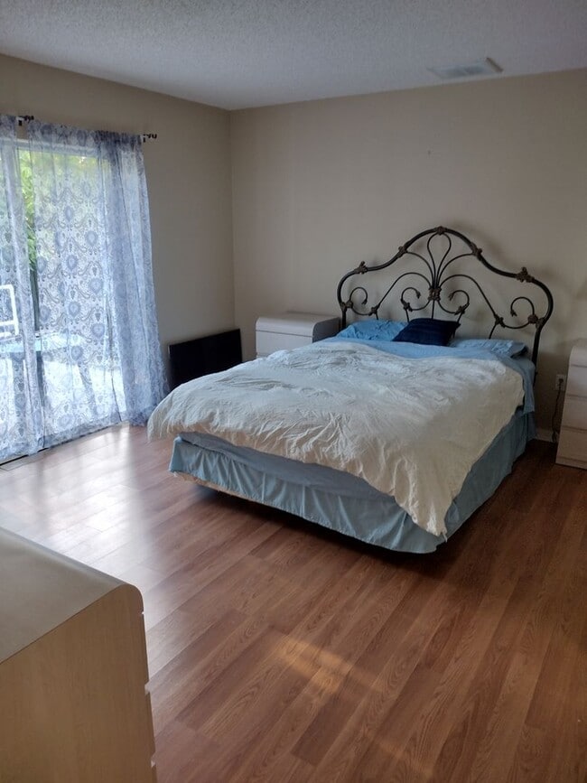 Building Photo - 3 Bedroom 2 Bath House 2 car garage with Large screened in porch! Tenant occupied till March 31st