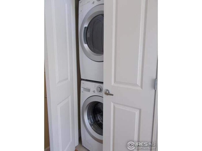 Building Photo - 831 Windchime Ct