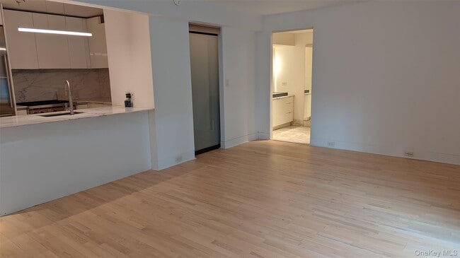 Building Photo - 322 W 57th St