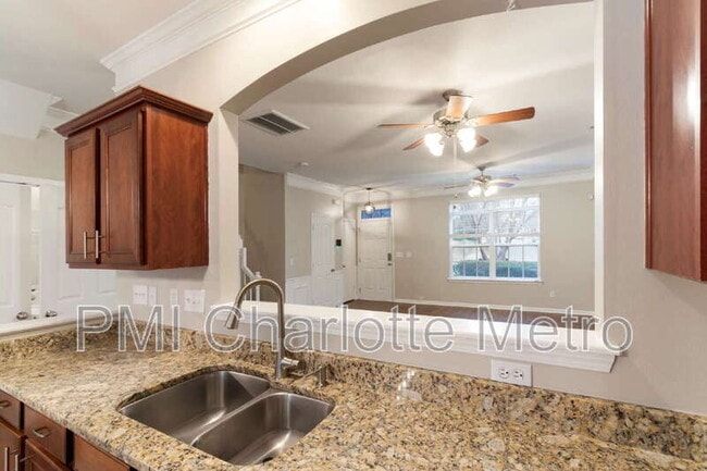 Building Photo - 9344 Greenheather Dr