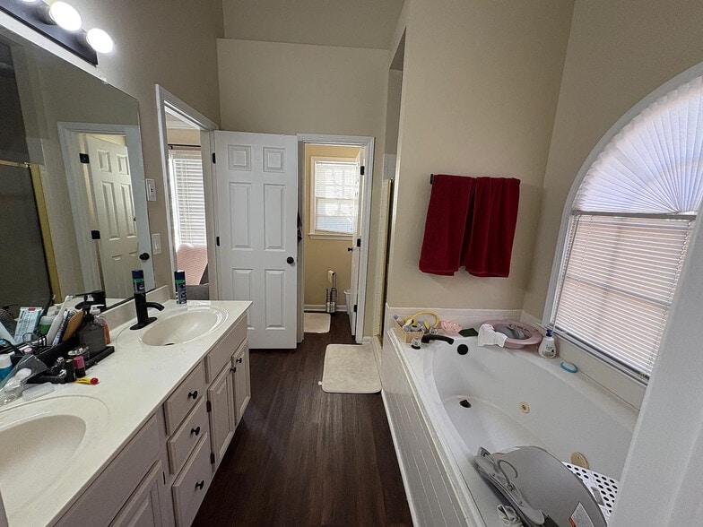 Building Photo - Room in House on Mountain Oaks Pkwy