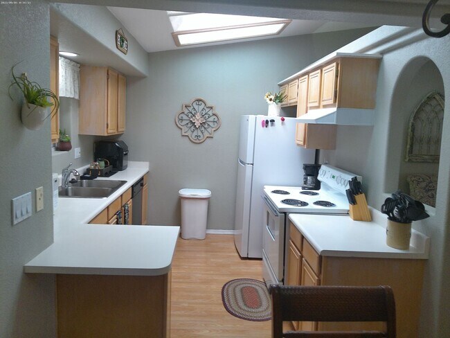 Building Photo - Fully furnished short term rental less then 6 months great for winter rental