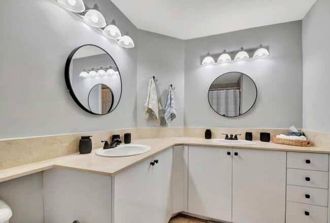 Building Photo - 804 E Windward Way