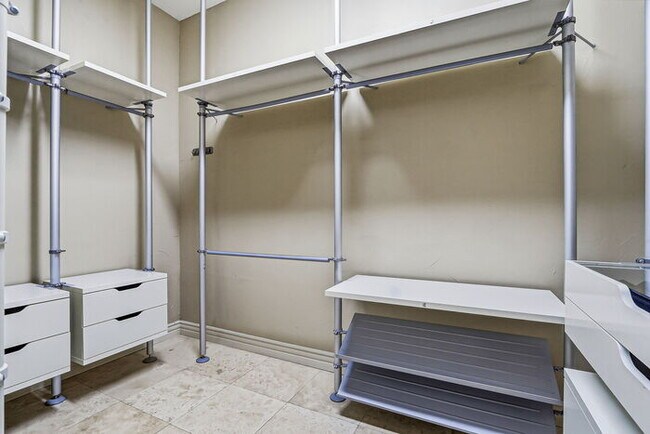 Building Photo - 724 Scott Ln