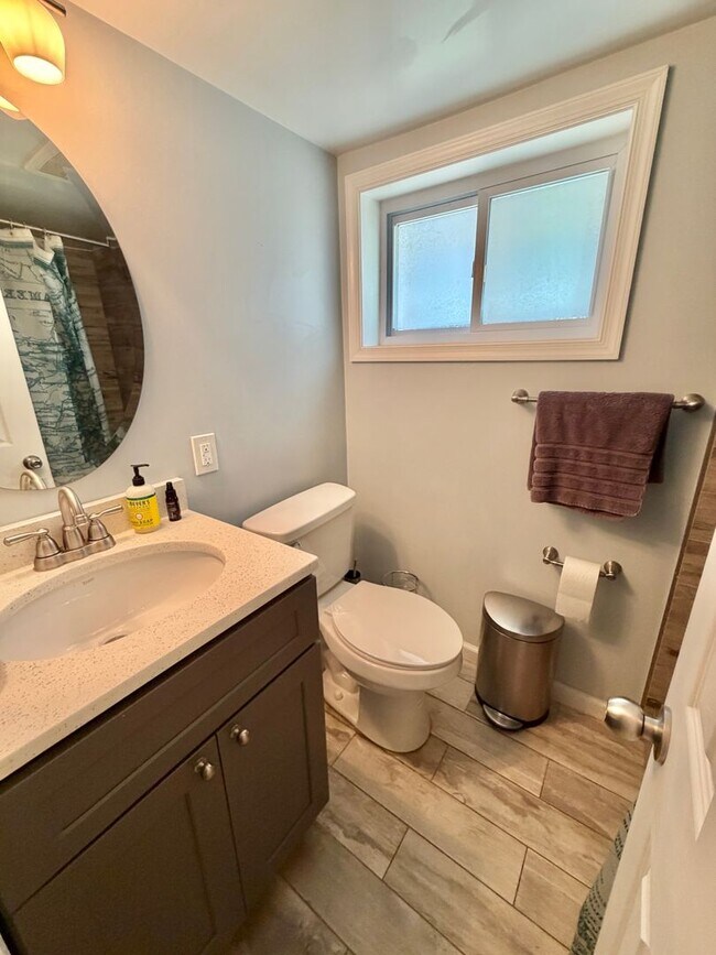 Building Photo - Beautiful Benning 3 Bedroom Renovated Bungalow Home with Yard, Parking, W/D.