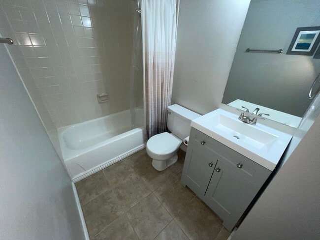 Building Photo - Updated 2 Bedroom, 2 Bath Condo (Available...