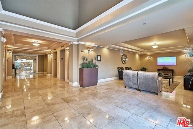 Building Photo - 620 S Gramercy Pl