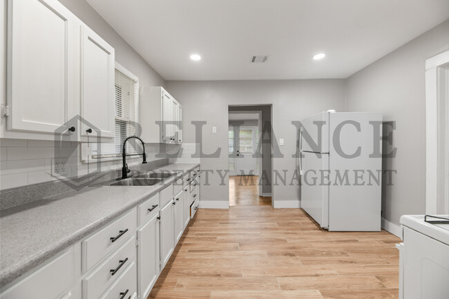 Building Photo - 119 S Custer Ave