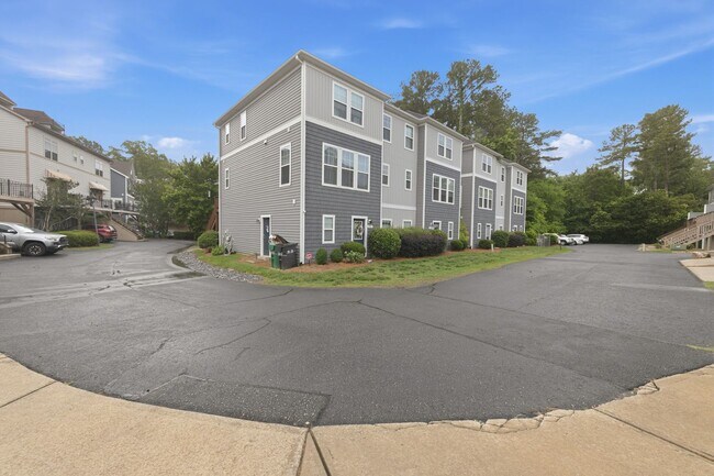 Building Photo - 1502 Sharon Rd W