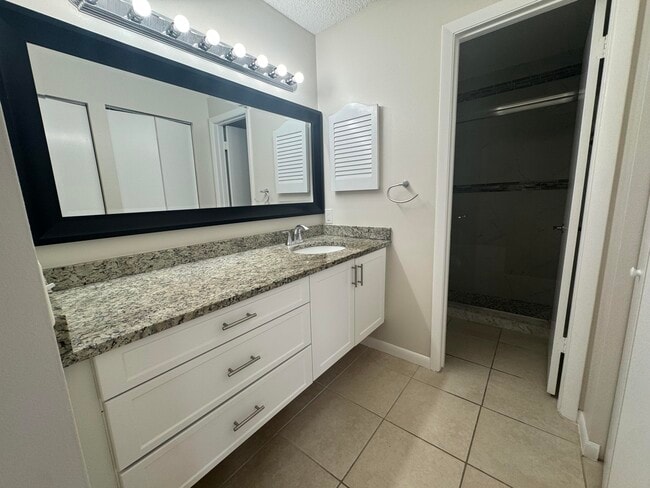 Building Photo - 2505 Lakeview Cir