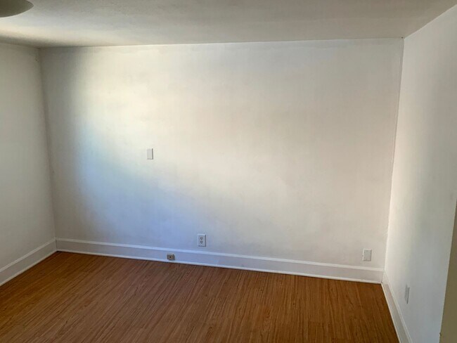 Building Photo - 2 Bedroom Duplex Near UO Campus and Downtown