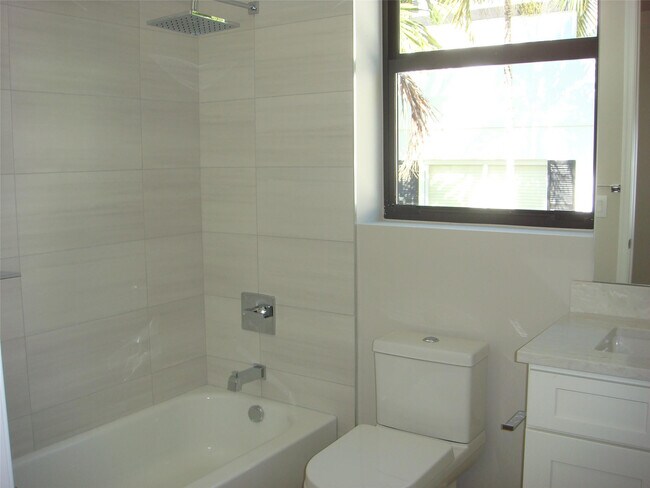 Building Photo - 706 SW 9th Terrace