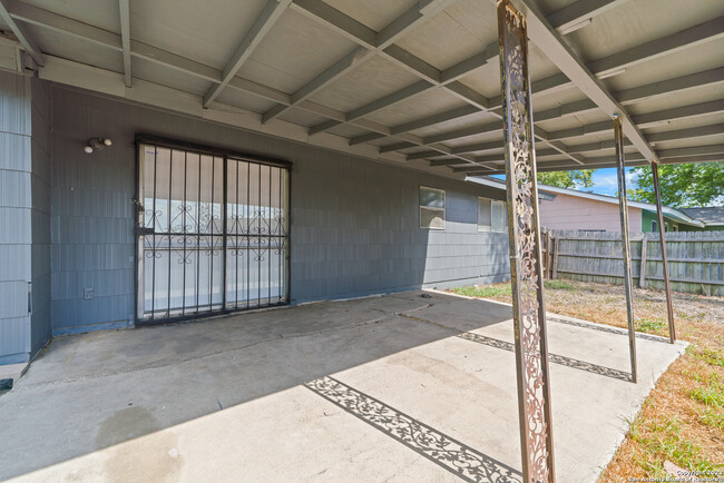 Building Photo - 4851 Castle Arms Dr