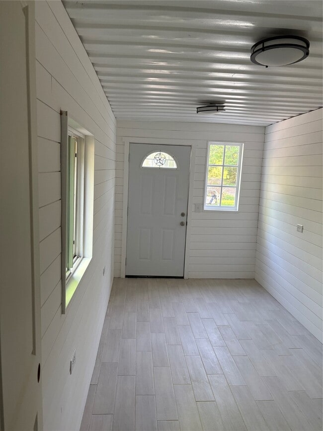 Building Photo - 919 Brooks Ave