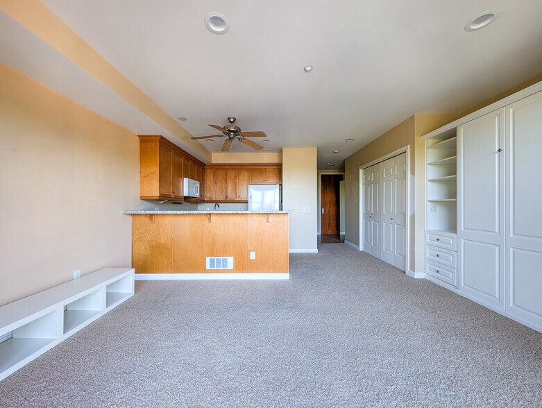 Light and bright - 10047 Main St