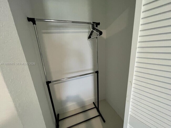 Building Photo - 302 NW 11th Ct