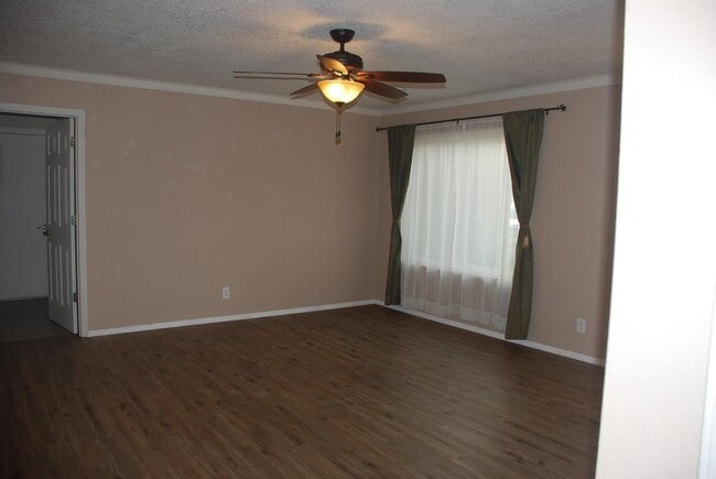 Building Photo - 902 Ladron Ave