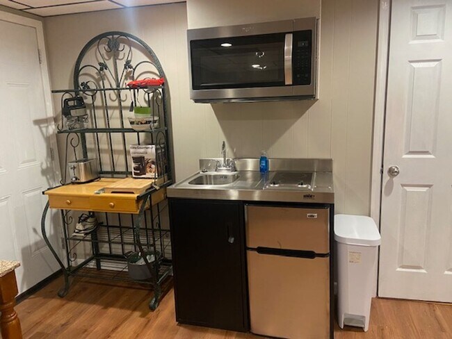 Building Photo - West Knoxville 37909 - Fully furnished Roo...