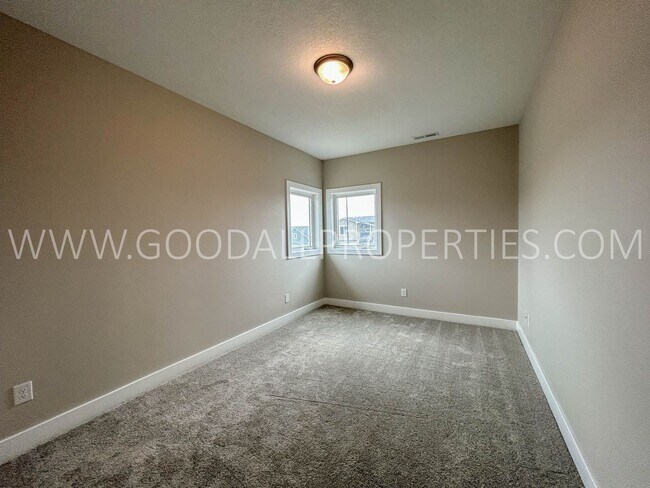 Building Photo - 4 Bedroom 2.5 Bath Townhome in Adel with attached 2-car garage.