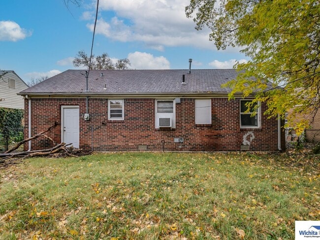 Building Photo - 2 bedroom 1 bath home - Pet Friendly!