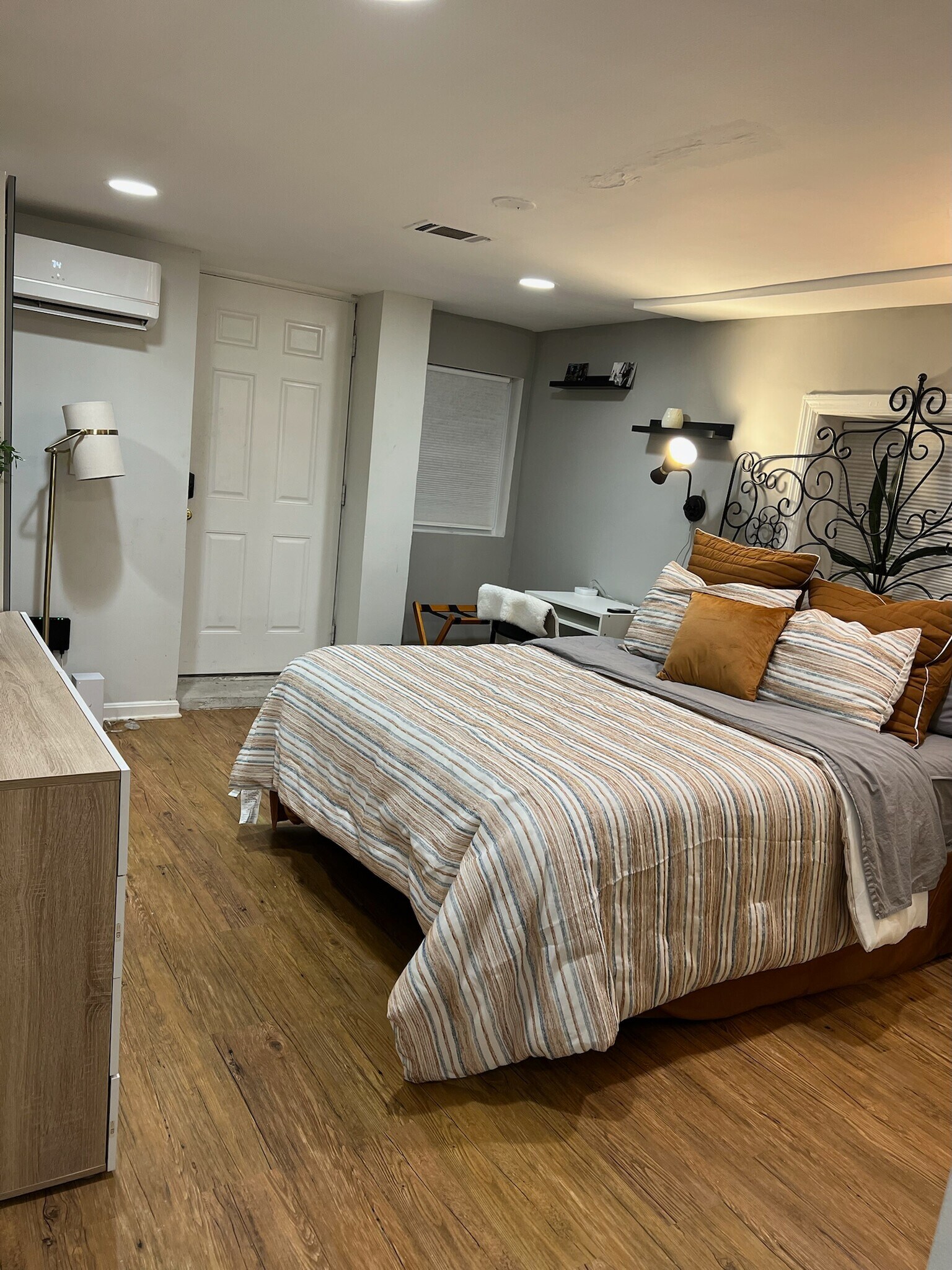 Building Photo - 633 14th St NE