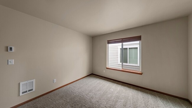 Building Photo - 3 Bed 2.5 Bath - Townhome - Pet Friendly - NAS Whidbey