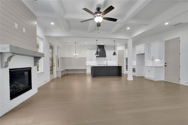 Building Photo - 6181 Shoreland Cir