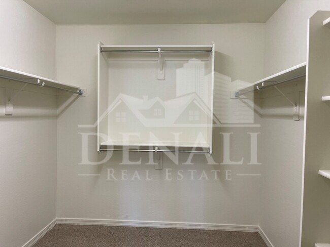 Building Photo - 905 S Canal Dr