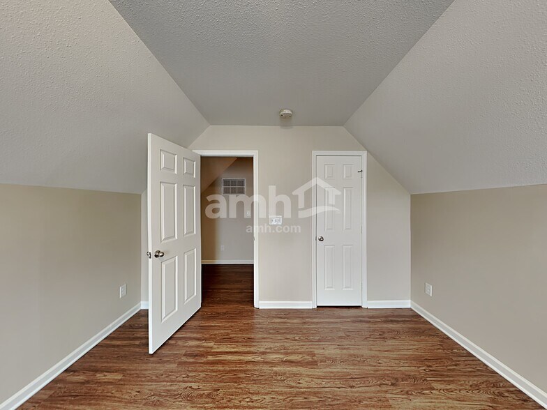 Building Photo - 7033 Sunman Rd