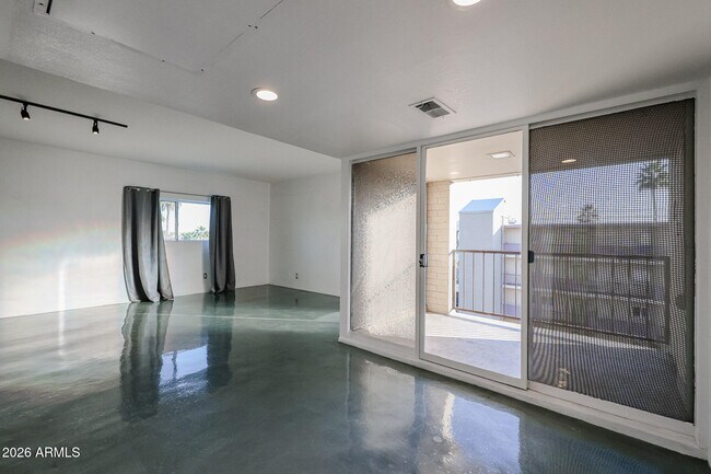 Building Photo - 353 E Thomas Rd