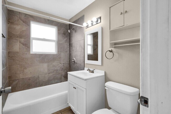 Building Photo - 1131/1133 W Ivy Ave