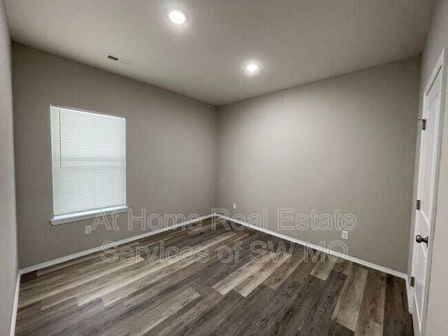 Building Photo - 656 S Southgate Dr