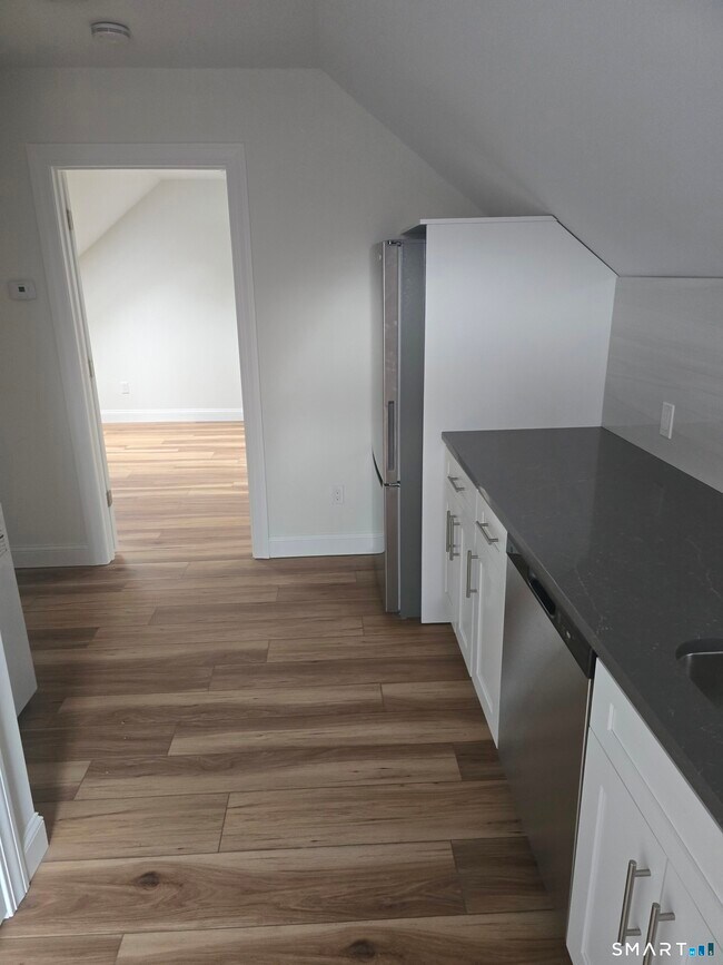 Building Photo - 530 Jane St