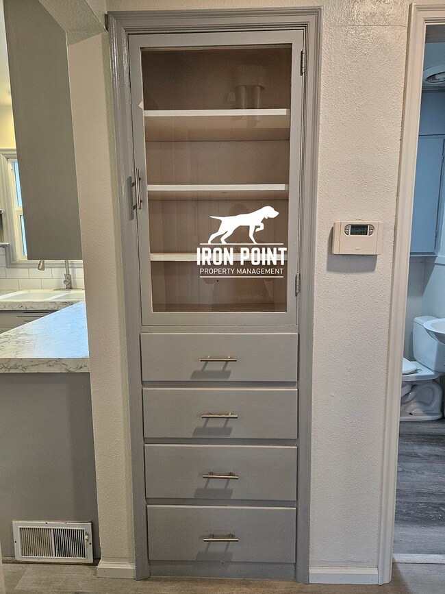 Building Photo - Renovated 3bed/2bath home w/gas fireplace, garage, near downtown Caldwell.