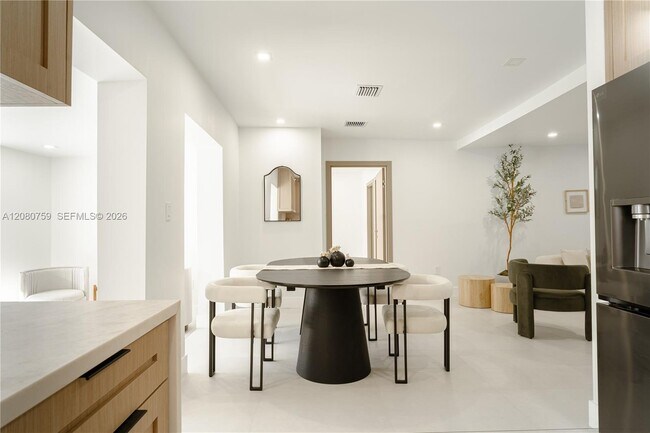 Building Photo - 1221 Biarritz Dr