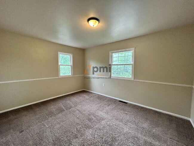 Building Photo - 385 Briarwood Dr