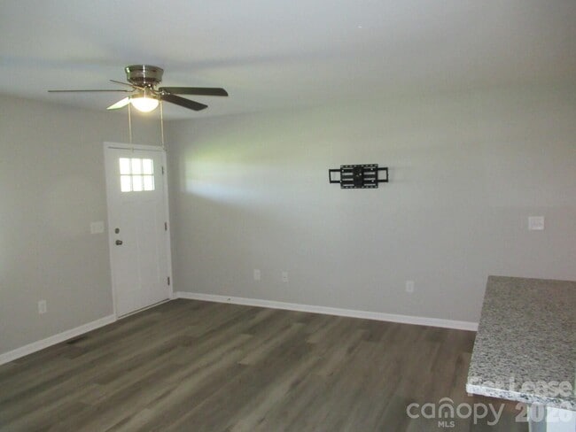 Building Photo - 174 Glen-Gar Dr