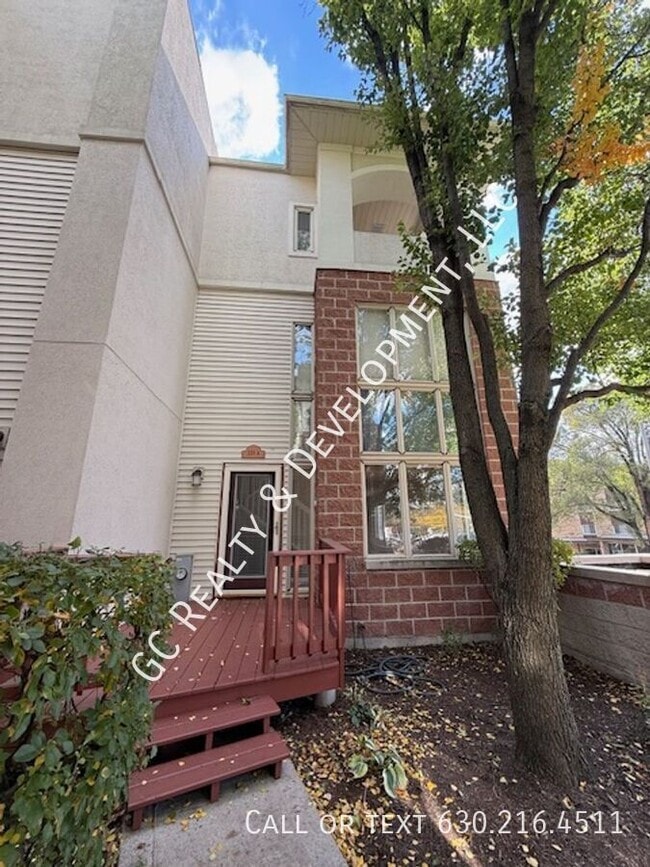 Building Photo - 220 Des Plaines Ave