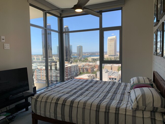 Building Photo - Downtown San Diego - fully furnished upsca...