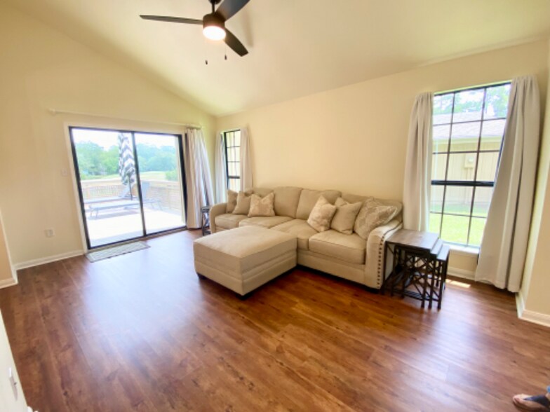 Building Photo - 82 N Court Villa Dr