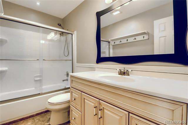 Building Photo - 16229 Hedgeway Dr