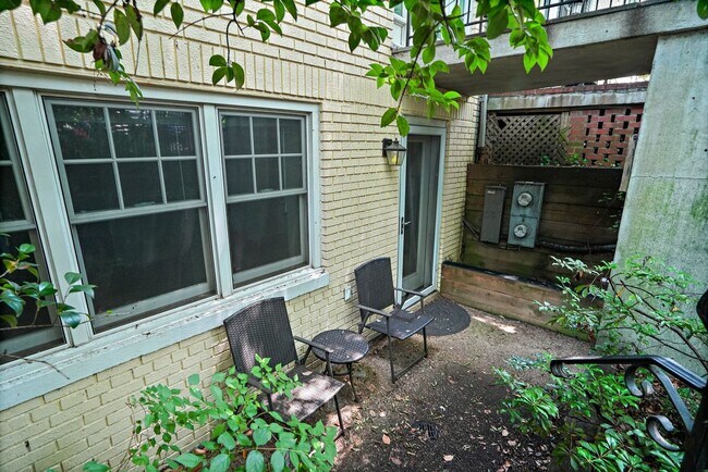 Building Photo - Wonderful Woodley 1 Bedroom with Parking